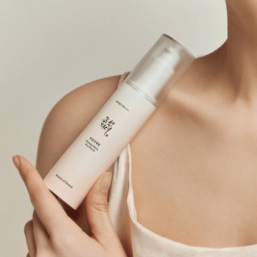 model Ginseng moist sun serum